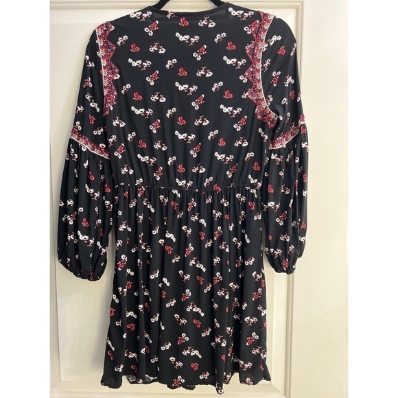 Forever 21 FLORAL EMBROIDERED MINI - SIZE M - Picture 2 of 5